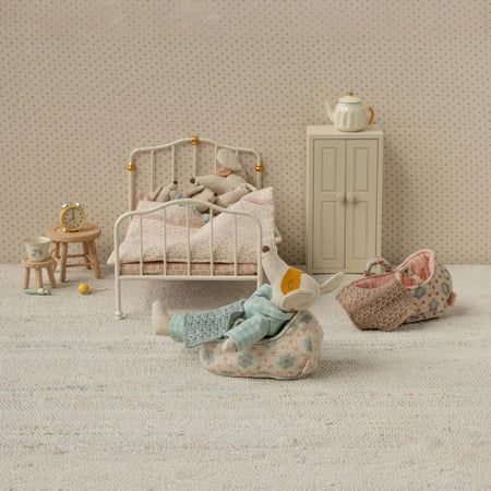 Baby Mouse in Carry Cot Rose