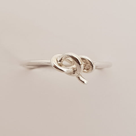 Thin sterling silver wire has been used to make this ring band and tied into a knot to give you the finished style. 