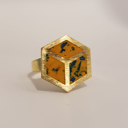 2d flat cube shape in brass. Colour yellow with green and blue flakes.